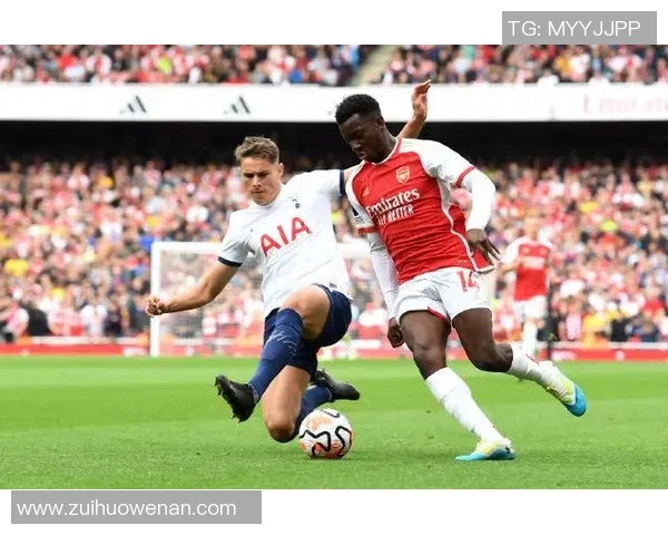 阿森纳在英超联赛中力克热刺展现强大实力与团队合作精神